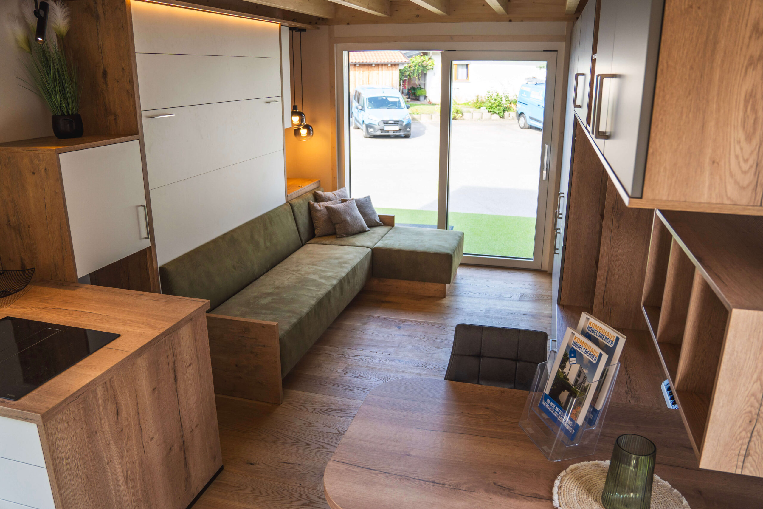 Wohnzimmer mit Sofa und Wandschränken aus Holz