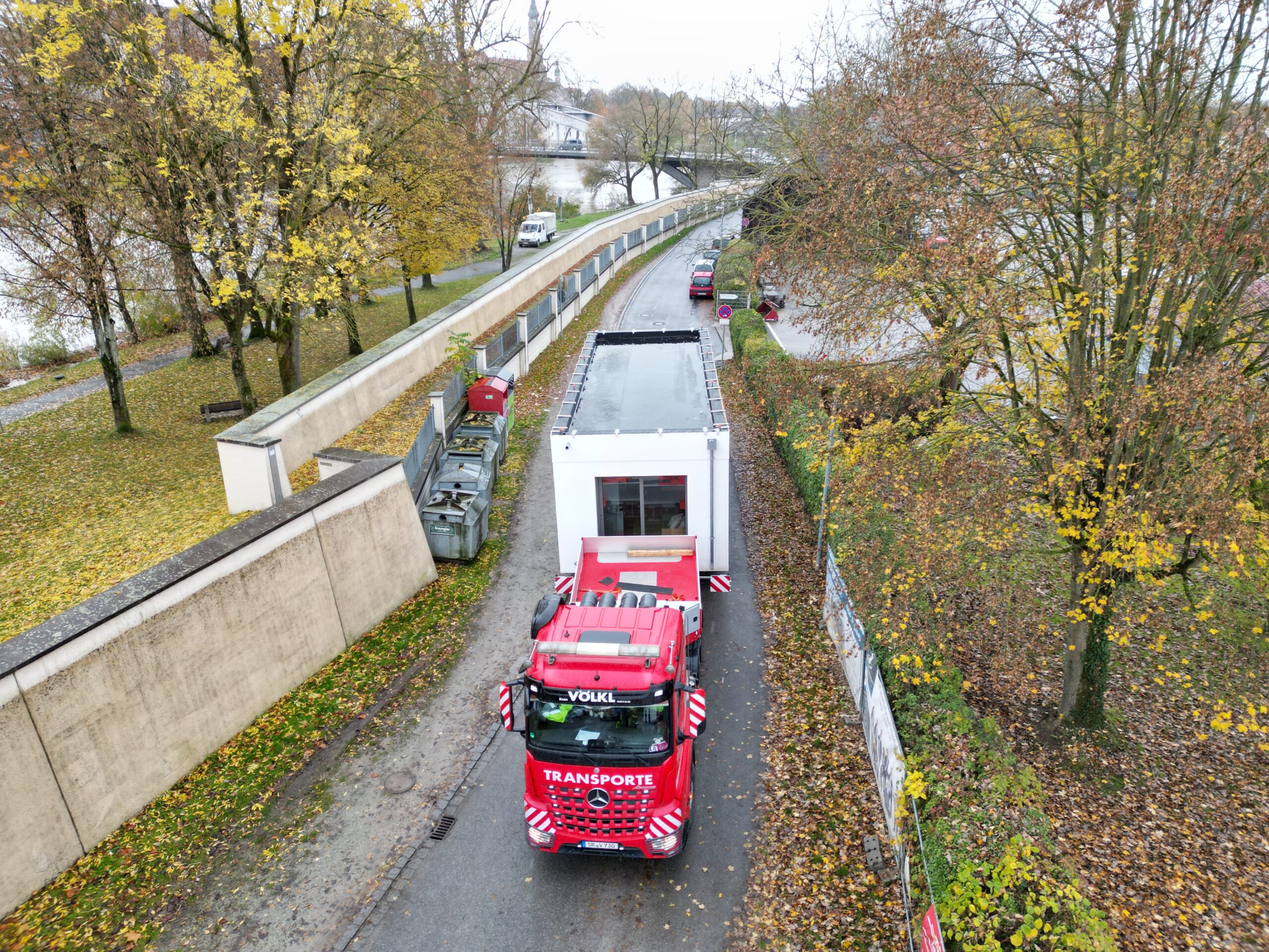 Anlieferung eines Moduls mit dem Schwerlasttransporter